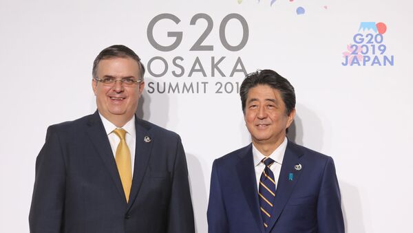 El canciller de México, Marcelo Ebrard, y el primer ministro de Japón, Shinzo Abe - Sputnik Mundo
