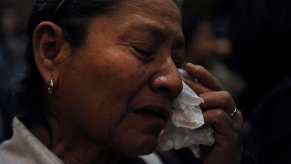 Mujer llora durante una ceremonia conmemorativa de la Masacre de Allende en México (archivo) - Sputnik Mundo