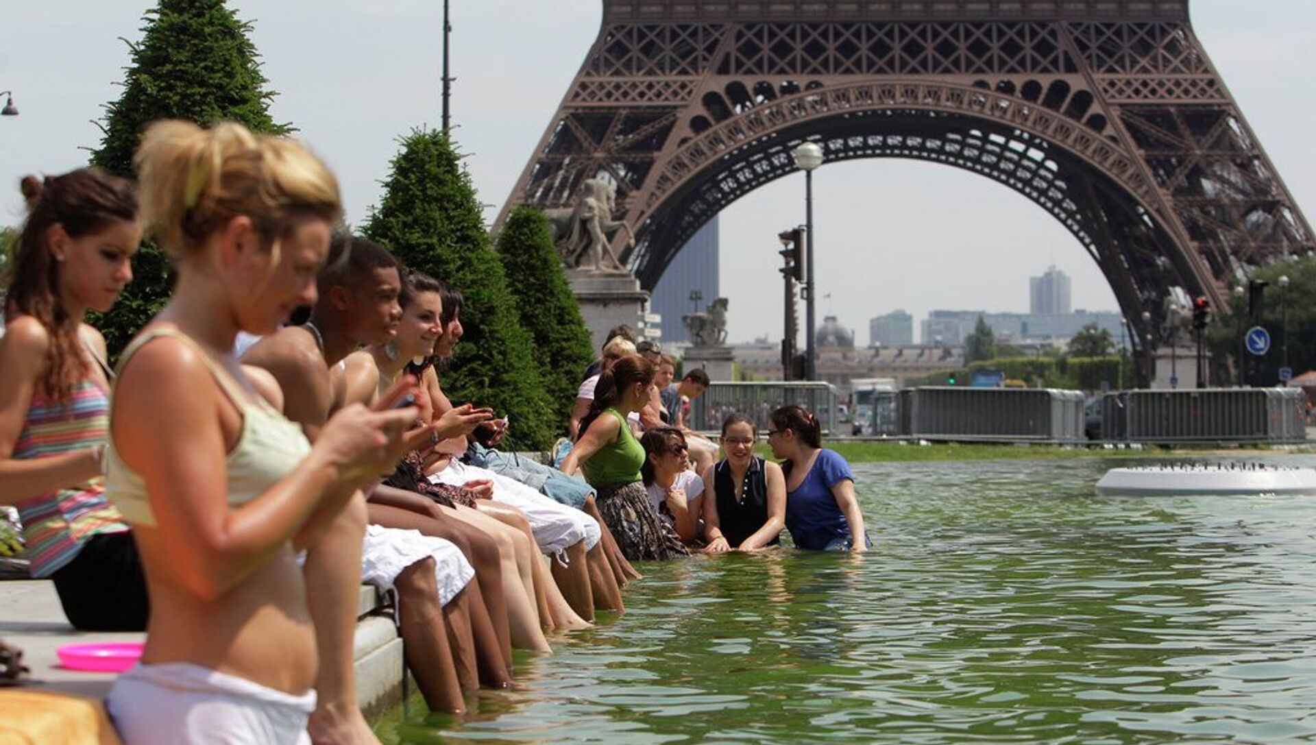 Погода в париже на 14 дней. Фликр девочка фонтан. Погода в Париже в сентябре. Погода в Париже в конце февраля. Париж погода фото туристов лето.