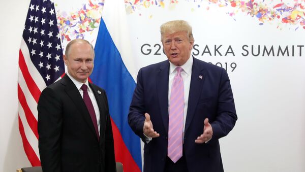 El presidente de Rusia, Vladímir Putin y el presidente de EEUU, Donald Trump en la cumbre del G20, Japón - Sputnik Mundo