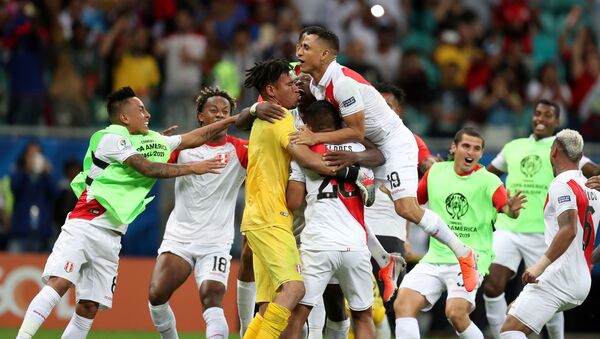 La selección de Perú celebra su victoria ante Uruguay en la Copa América de Brasil - Sputnik Mundo