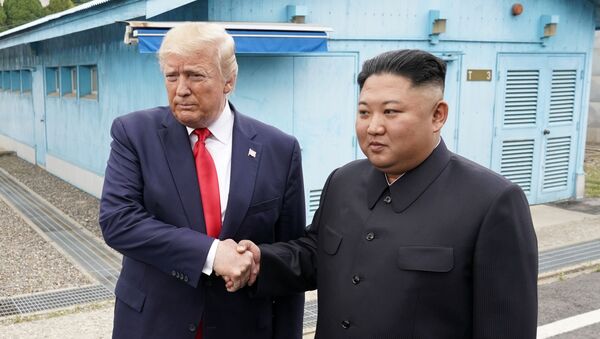 Presidente de EEUU, Donald Trump, y líder de Corea del Norte, Kim Jong-un, en la Zona desmilitarizada de Corea - Sputnik Mundo