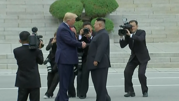 Histórico apretón de Donald Trump y Kim Jong-un: ¡Nunca imaginé que lo encontraría aquí! - Sputnik Mundo