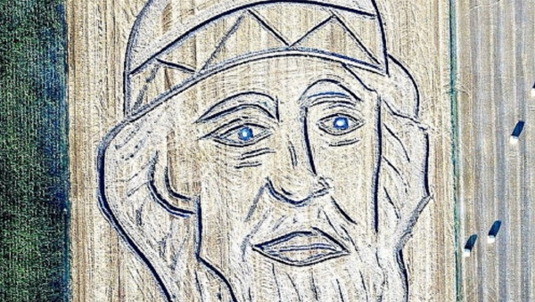 Retrato de San Vladímir dibujado en campo con tractor - Sputnik Mundo