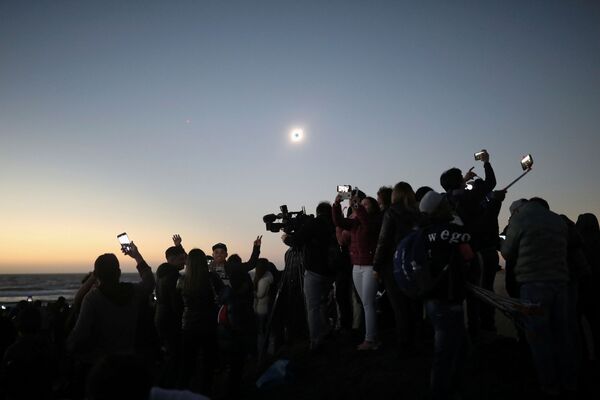 La sonrisa del sol: así se vio el eclipse total en América Latina
La sonrisa del sol: así se vio el eclipse total en América Latina
- Sputnik Mundo