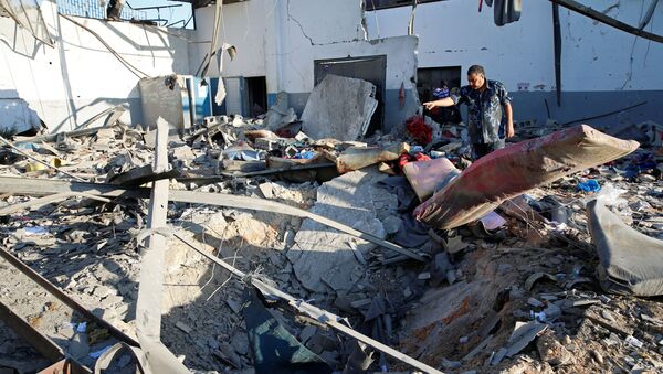 Las consecuencias del ataque aéreo a un centro de detención de migrantes en Libia - Sputnik Mundo