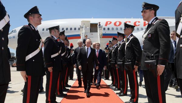Presidente de Rusia, Vladímir Putin, en el aeropueto de Roma, Italia - Sputnik Mundo