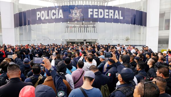 Integrantes de la Policía Federal protestan frente a la sede del organismo - Sputnik Mundo