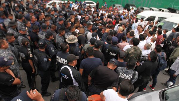 Elementos de la Policía Federal bloquean la carretera México-Pachuca en repudio a la Guardia Nacional - Sputnik Mundo