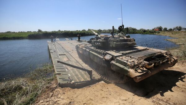 Танк Т-90А выполняет заезд на понтонный мост во время показного занятия на полигоне Прудбой Южного военного округа в Волгоградской области - Sputnik Mundo