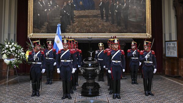 La guardia de honor cerca del ataúd del expresidente argentino Fernando De la Rúa - Sputnik Mundo