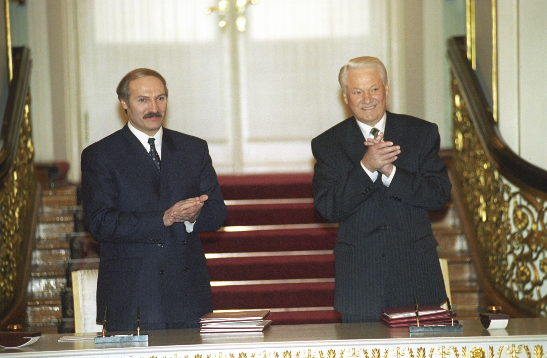 Государства создавшие союзное государство. Лукашенко 1997. Ельцин Лукашенко 1999 подписание. Ельцин и Лукашенко 1996.