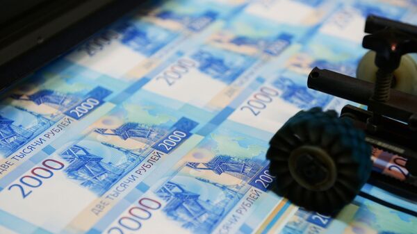 Una máquina imprime billetes por valor de 2.000 rublos   - Sputnik Mundo