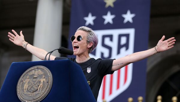 Megan Rapinoe, capitana de la selección femenina de fútbol de EEUU, dando un discurso en Nueva York - Sputnik Mundo