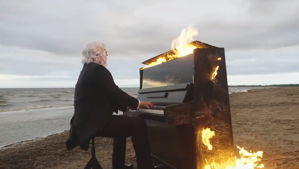 Fuego, agua y melodía: un pianista demuestra que la discapacidad no es un obstáculo  - Sputnik Mundo
