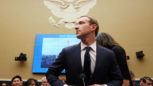 Mark Zuckerberg testifica ante el Congreso de EEUU tras el escándalo de filtración de datos personales de los usuarios de Facebook, en Washinhton, el 11 de abril de 2018 - Sputnik Mundo