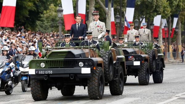 Emmanuel Macron, presidente de Francia durante el día de la Toma de la Bastilla - Sputnik Mundo