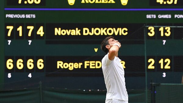 Novak Djokovic celebra su victoria en Wimbledon - Sputnik Mundo