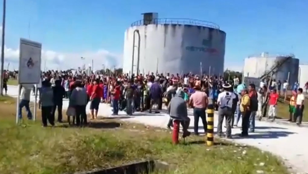Manifestantes indígenas ocupan un depósito de petróleo en Perú - Sputnik Mundo