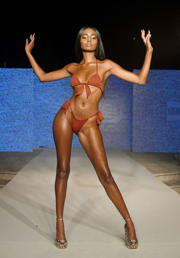 Los bikinis no entienden de tallas en la Semana de la moda de Miami - Sputnik Mundo