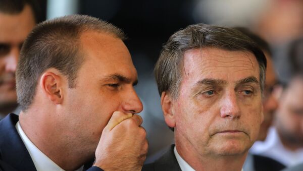 Eduardo Bolsonaro y Jair Bolsonaro, el presidente de Brasil - Sputnik Mundo