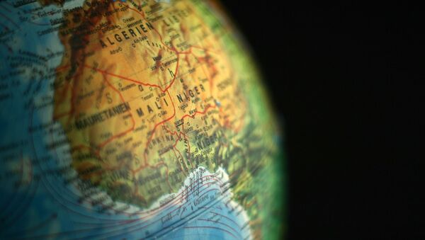 El continente africano en un globo terráqueo - Sputnik Mundo