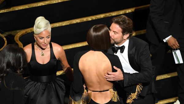 Lady Gaga, Irina Shayk y Bradley Cooper en la ceremonia de los Óscar 2019 - Sputnik Mundo