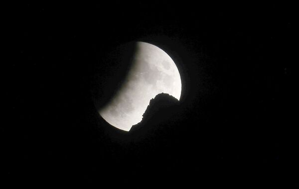 Las fotos del eclipse lunar parcial a lo largo del mundo - Sputnik Mundo