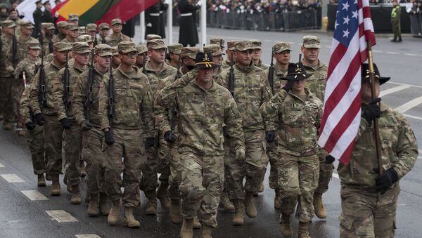 Tropas de EEUU marchan en un desfile militar en Lituania - Sputnik Mundo