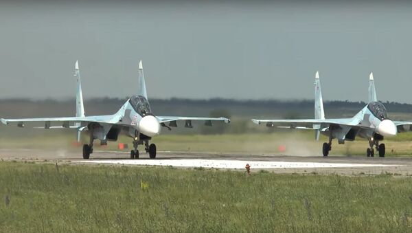 Dos cazas Su-30MK a punto de despegar - Sputnik Mundo