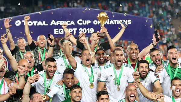 Selección de Argelia celebra la victoria en la Copa Africana de Naciones de 2019, en el Cairo (Egipto), el 19 de julio de 2019 - Sputnik Mundo