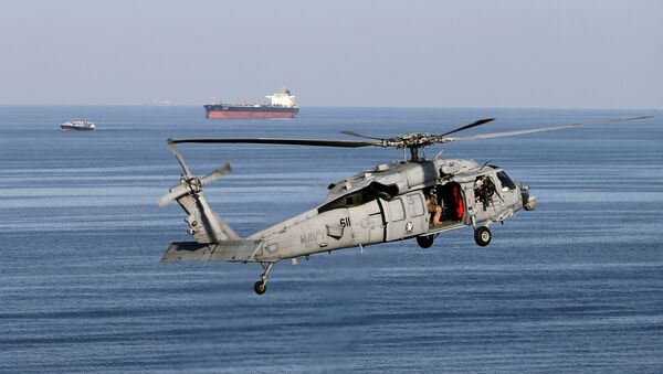 Helicóptero MH-60S sobrevolando el estrecho de Ormuz - Sputnik Mundo