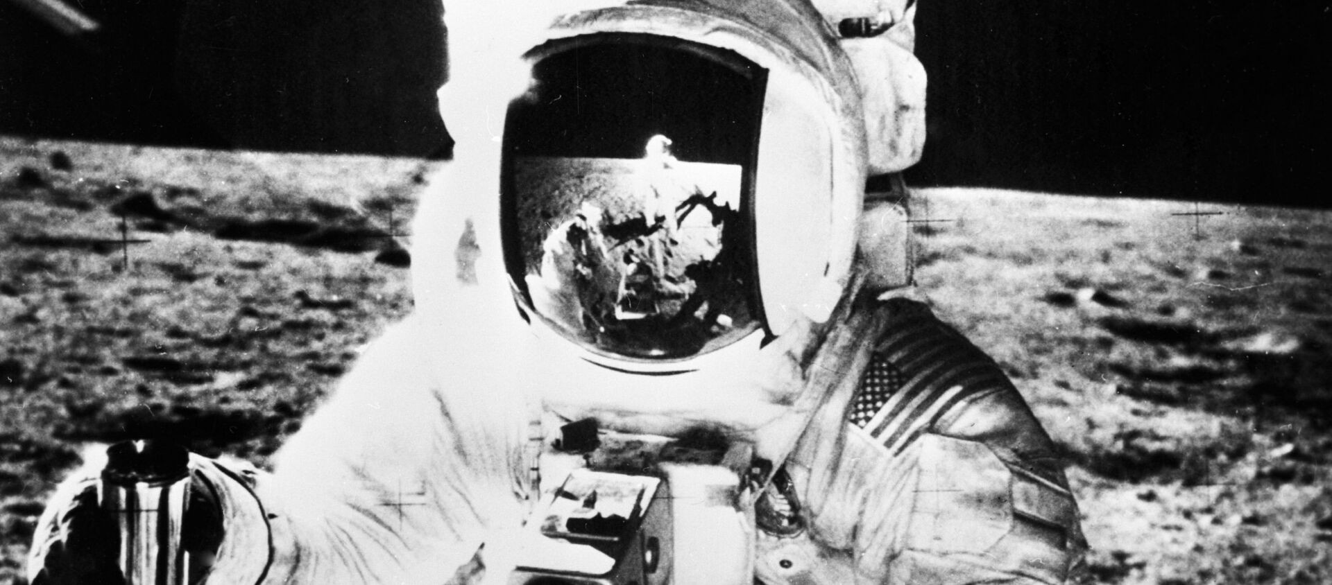 Un astronauta estadounidense en la superficie de la Luna - Sputnik Mundo, 1920, 20.07.2019