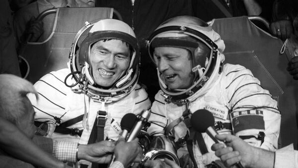 El cosmonauta vietnamita Pham Tuan junto al cosmonauta soviético Viktor Gorbatko responden a la prensa minutos después del aterrizaje  - Sputnik Mundo