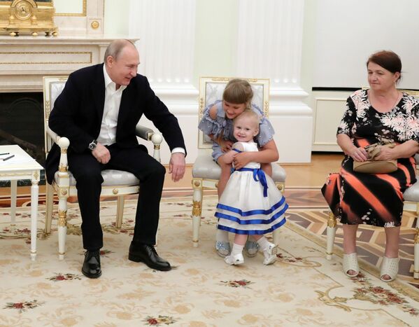 Mujeres, osos y Putin: así son las fotos más impresionantes de la semana

 - Sputnik Mundo