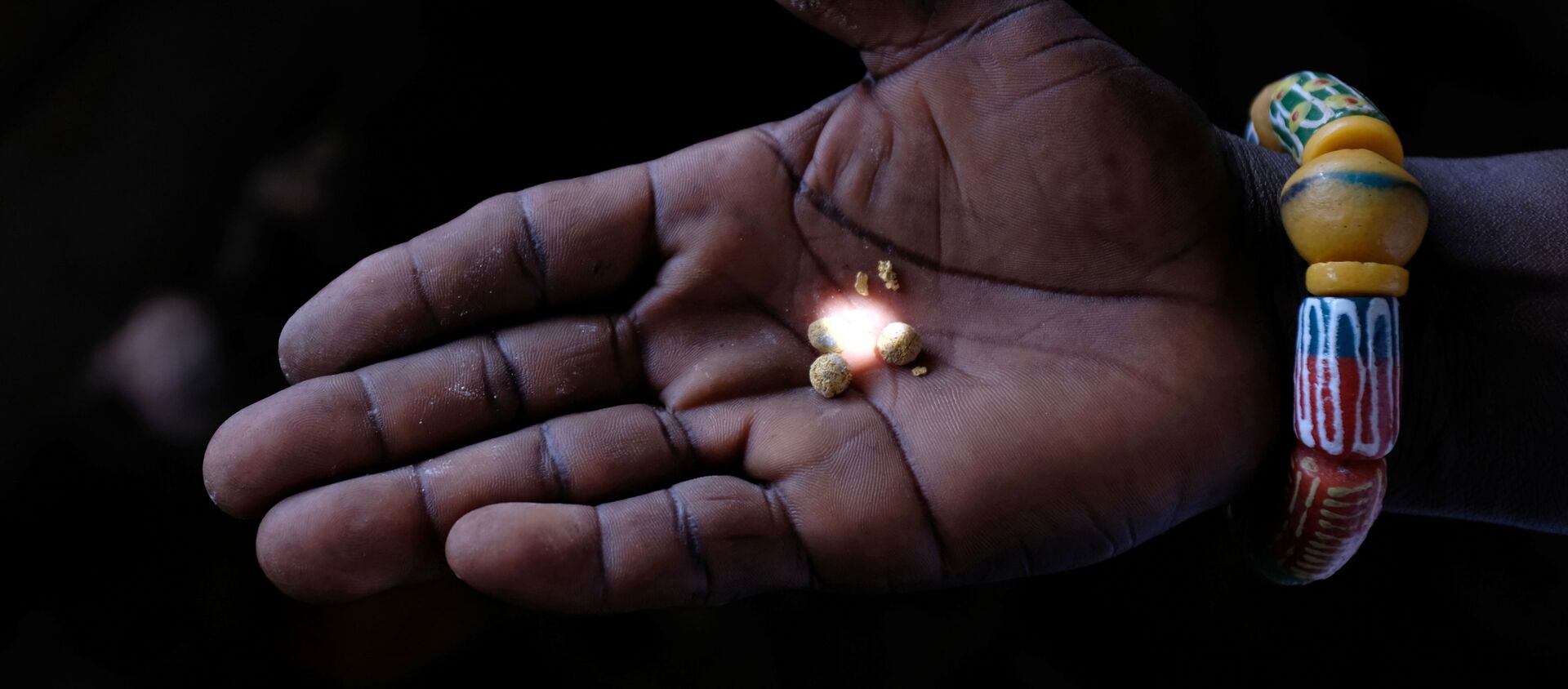 Una persona con el oro extraído en Ghana - Sputnik Mundo, 1920, 26.07.2019