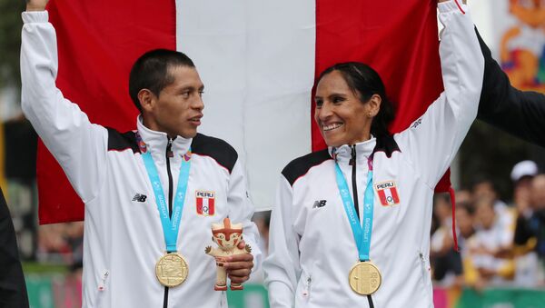 Christian Pacheco y Gladys Tejeda tras recibir oro en la maratón de los XVIII Juegos Panamericanos Lima 2019, el 27 de julio de 2019 - Sputnik Mundo