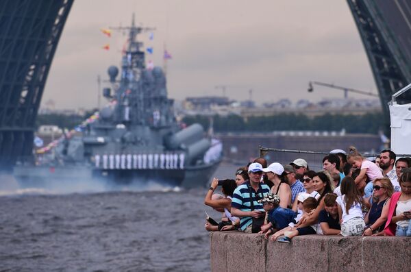 Зрители наблюдают за проходом кораблей по Неве на главном военно-морском параде, посвященном Дню ВМФ в Санкт-Петербурге - Sputnik Mundo