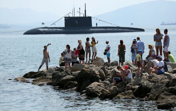 Дизель-электрическая подводная лодка Б-271 Колпино на военном параде, посвященном Дню ВМФ, в Новороссийске - Sputnik Mundo