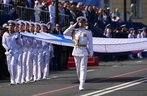 Военнослужащие маршируют с Андреевским флагом на главном военно-морском параде, посвященном Дню ВМФ в Санкт-Петербурге - Sputnik Mundo