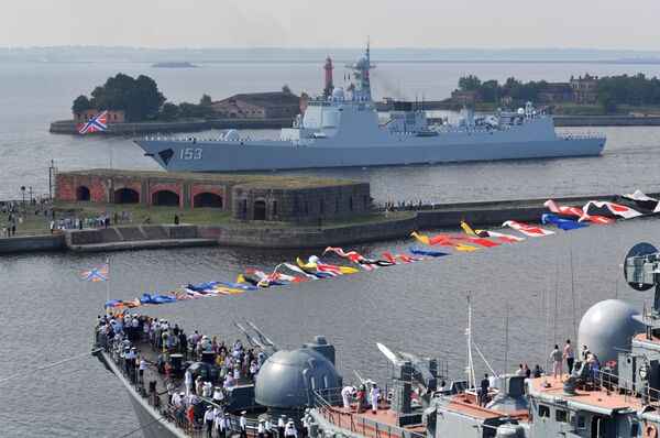 Ракетный эскадренный миноносец военно-морских сил КНР Сиань на главном военно-морском параде, посвященном Дню ВМФ, в Кронштадте - Sputnik Mundo