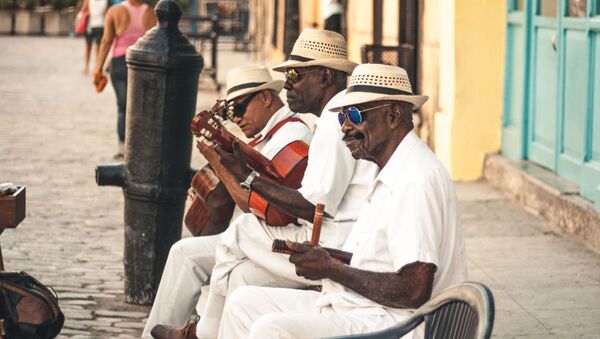 Unos músicos cubanos en Santiago de Cuba - Sputnik Mundo