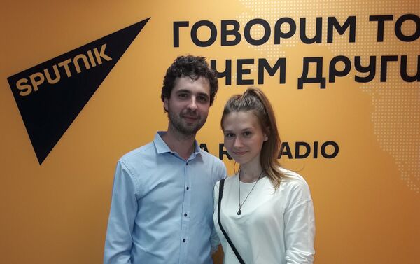 Nicolás Font con su novia Yulia - Sputnik Mundo