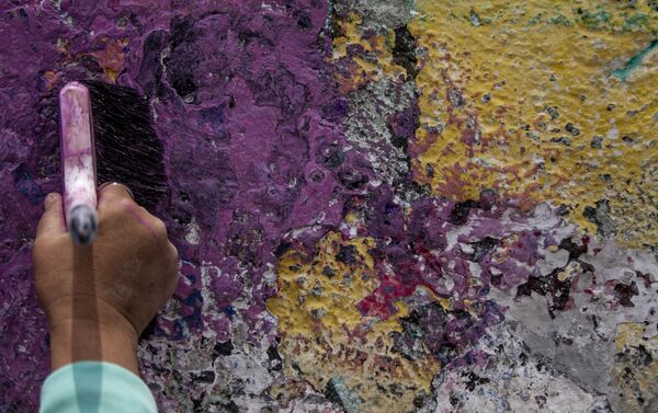 María del Carmen Volante, pintando el mural dedicado a su hija desaparecida en la ciudad de México - Sputnik Mundo