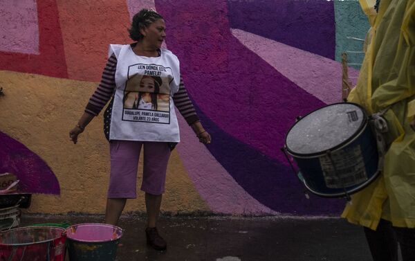 María del Carmen Volante, durante la confección del mural dedicado a su hija desaparecida en la ciudad de México - Sputnik Mundo