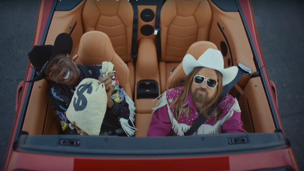 Vídeo de la canción 'Old Town Road' de Lil Nas X y Billy Ray Cyrus - Sputnik Mundo