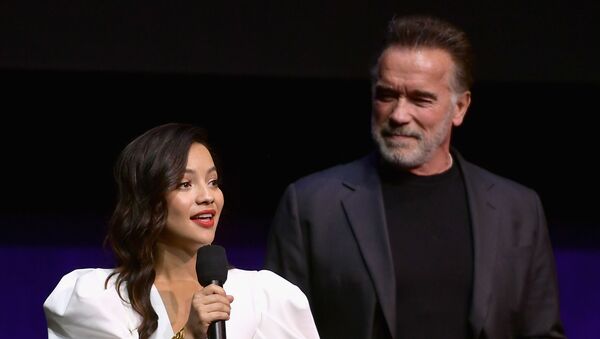 Natalia Reyes y Arnold Schwarzenegger - Sputnik Mundo