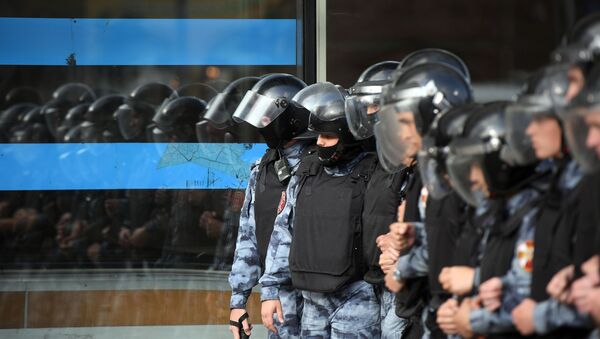 Policía de Moscú durante la manifestación de la oposición - Sputnik Mundo