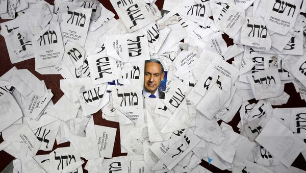La foto del primer ministro israelí, Benjamin Netanyahu, y las papeletas del partido Likud - Sputnik Mundo