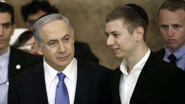 El primer ministro israelí, Benjamin Netanyahu, y su hijo Yair  - Sputnik Mundo